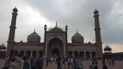 Sharam ati ha urdu bolna ma...khud sunay :(