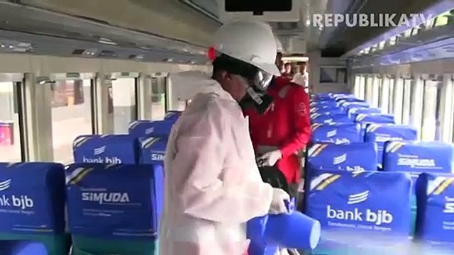 Pekerja menata paket untuk dikirim ke luar kota di sebuah gerai layanan ekspedisi melalui kereta api.