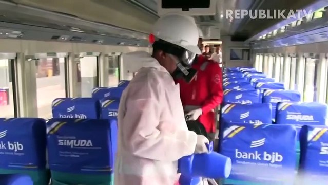 Pekerja menata paket untuk dikirim ke luar kota di sebuah gerai layanan ekspedisi melalui kereta api.