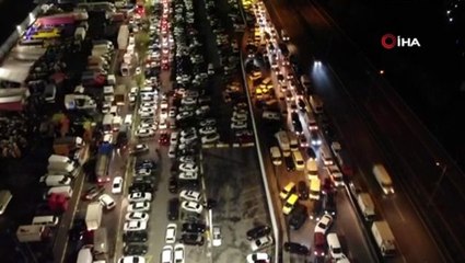 Bayrampaşa Sebze Hali'nde oluşan kilometrelerce kuyruk havadan görüntülendi