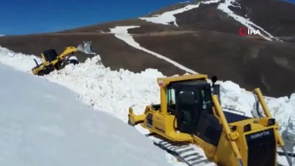 Tehlikeli yolda ekiplerin zorlu kar mücadelesi