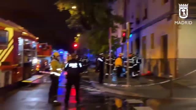 Rescatada una familia al declararse un incendio en un edificio de Madrid