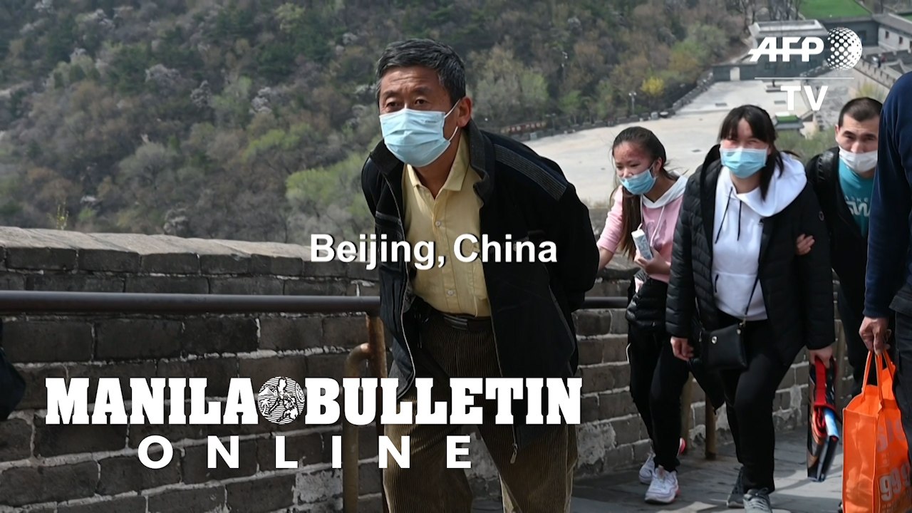 Hundreds visit Great Wall of China