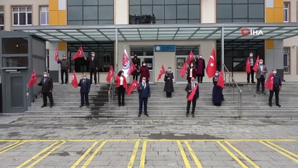 23 Nisan'ı balkonlarda kutladılar