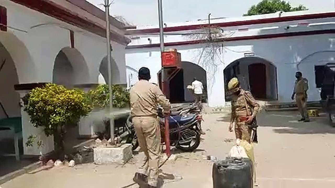 बाराबंकी: सभी थानों को युद्धस्तर पर किया जा रहा सेनिटाइज