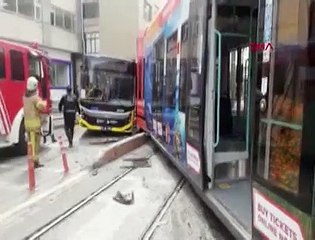 İstanbul'da tramvay raydan çıkıp, otobüse çarptı!
