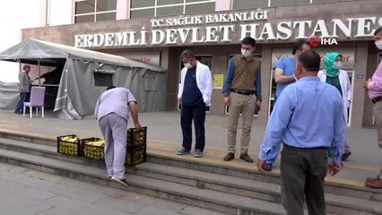 Sağlık çalışanlarına limonlu, alkışlı moral