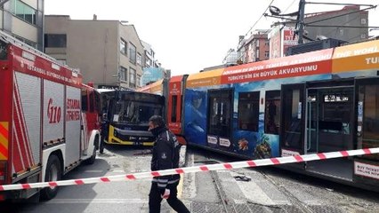 Son Dakika: İstanbul'da raydan çıkan tramvay, otobüse çarptı