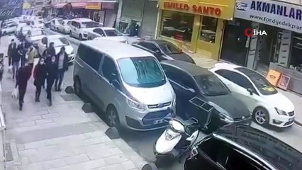 Fatih’te Kırgızistanlı kadına kapkaç yapan şüpheliler yakalandı...Kaçış anı kamerada