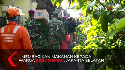 Mabes TNI Bagikan Makanan untuk Warga Terdampak Virus Corona