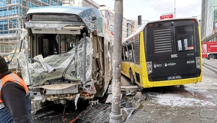 Sultangazi'de raydan çıkan tramvay otobüse çarptı! Kaza anı kamerada