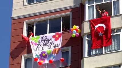 Çocuklar, 23 Nisan coşkusunu yaptıkları süslerle balkonlarına yansıttı