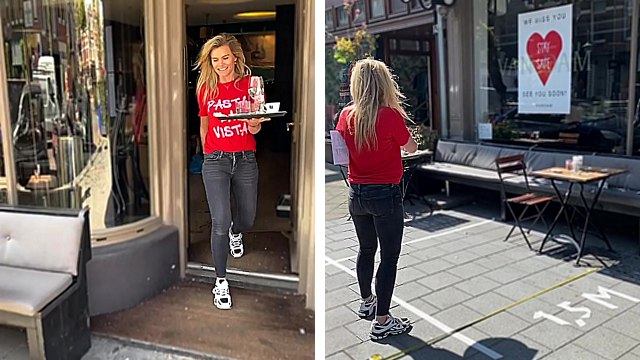 Une serveuse s'entraîne à servir des verres en gardant ses distances