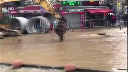 Kadıköy'de İBB ekiplerinin çalışması sırasında atık su borusu patladı, cadde göle döndü
