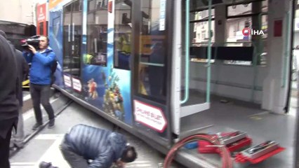 Sultangazi'de rayından çıkan tramvay belediye otobüsüne çarptı