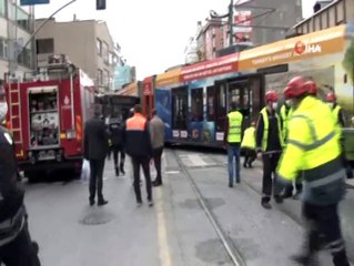 Sultangazi'de tramvay İETT otobüsüne çarptı