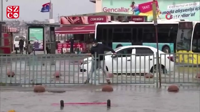İSKİ ekiplerinin çalışması sırasında atık su borusu patladı, yol göle döndü