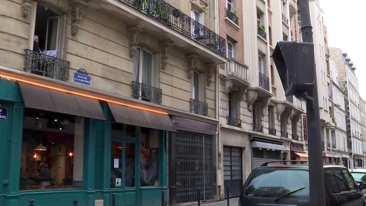 Coronavirus: man woos Paris with clarinet after applause for healthworkers