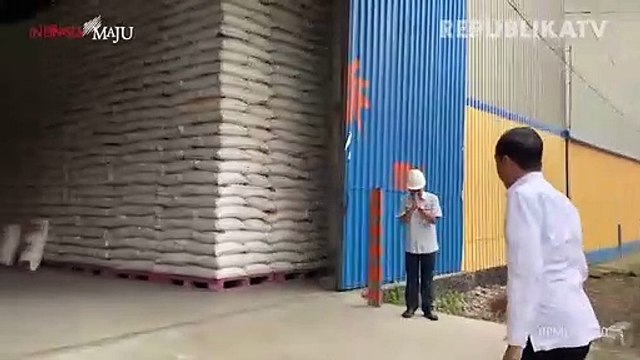 Presiden Joko Widodo melakukan kunjungan ke gudang beras Perum Bulog.