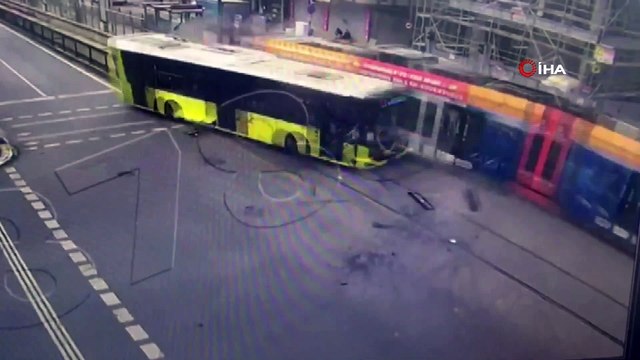 Sultangazi'de tramvayın İETT otobüsüne çarptığı kaza kamerada