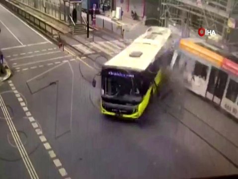 Tramvayın İETT otobüsüne çarptı kaza kamerada