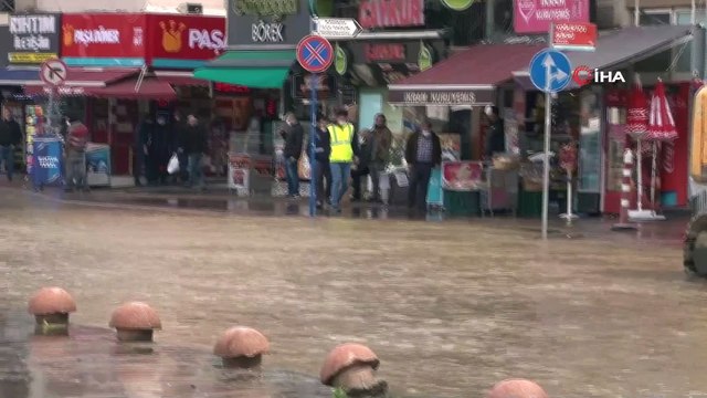 İSKİ ekiplerinin çalışması sırasında atık su borusu patladı, yol göle döndü
