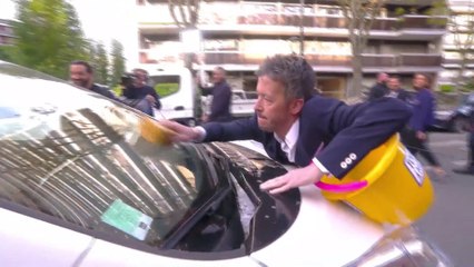 Les chroniqueurs relèvent des défis avec des passants dans la rue