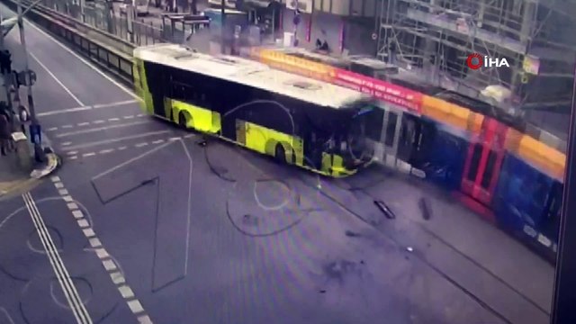 Sultangazi'de tramvayın İETT otobüsüne çarptığı kaza kamerada