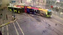 Sultangazi'de tramvayın İETT otobüsüne çarptığı kaza kamerada