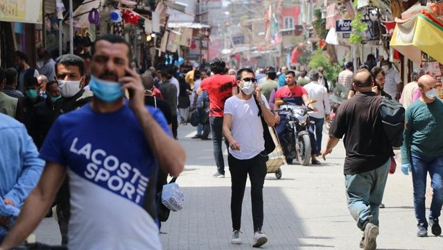 Virüsü hiçe sayıp alışverişe koştular