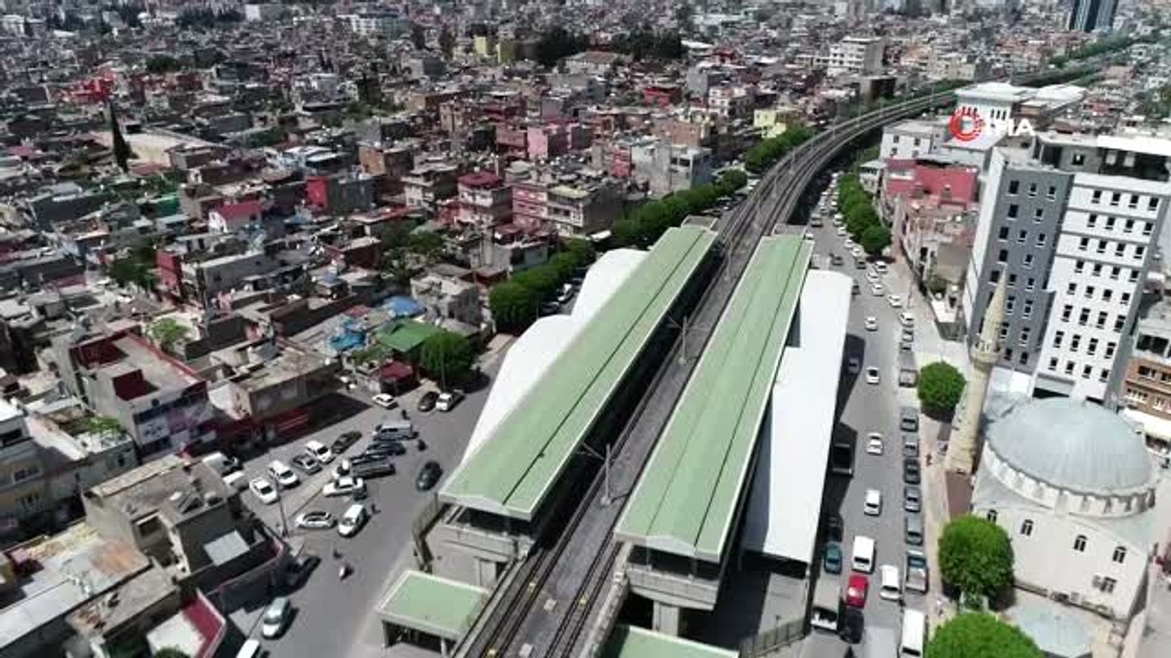 Sokağa çıkma kısıtlaması öncesi vatandaşlar virüsü hiçe sayıp alışveriş noktalarına akın etti