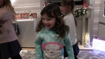 Sophia, Isabella e Alice - Brincando com Brinquedos Natalinos e Barbie e Lol Surpresa Parte 1