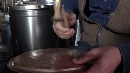 Muşlu bakır ustası Sağlık Bakanı Koca'nın fotoğrafını tepsiye işledi