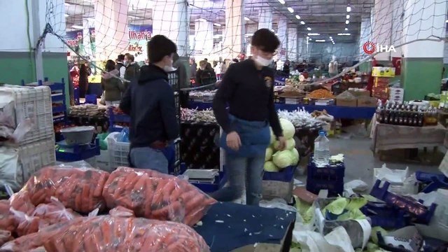 Pazar denetiminde ilginç anlar...Pazarda çalışan 20 yaş altı genç polisi görünce tezgah altına saklandı