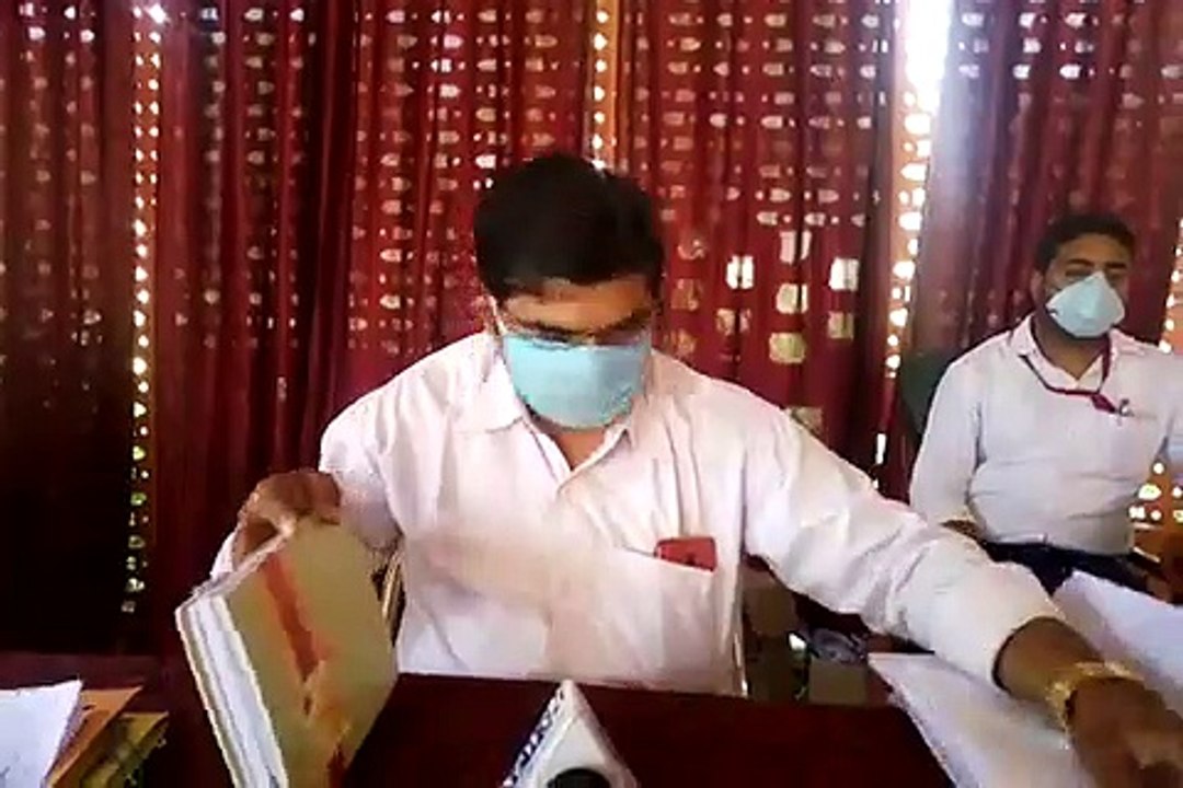जिन व्यक्तियों के राशन कार्ड नहीं है उनकी  पहचान की जा रही है।