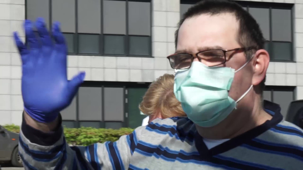Le premier patient au Limbourg quitte l'hôpital sous les applaudissements