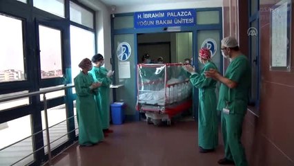 Kovid-19 ile savaşan 77 yaşındaki hasta 1 ay sonra yoğun bakımdan çıktı