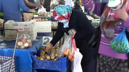 Antalya’da semt pazarında Ramazan öncesi son pazar ve kısıtlama yoğunluğu