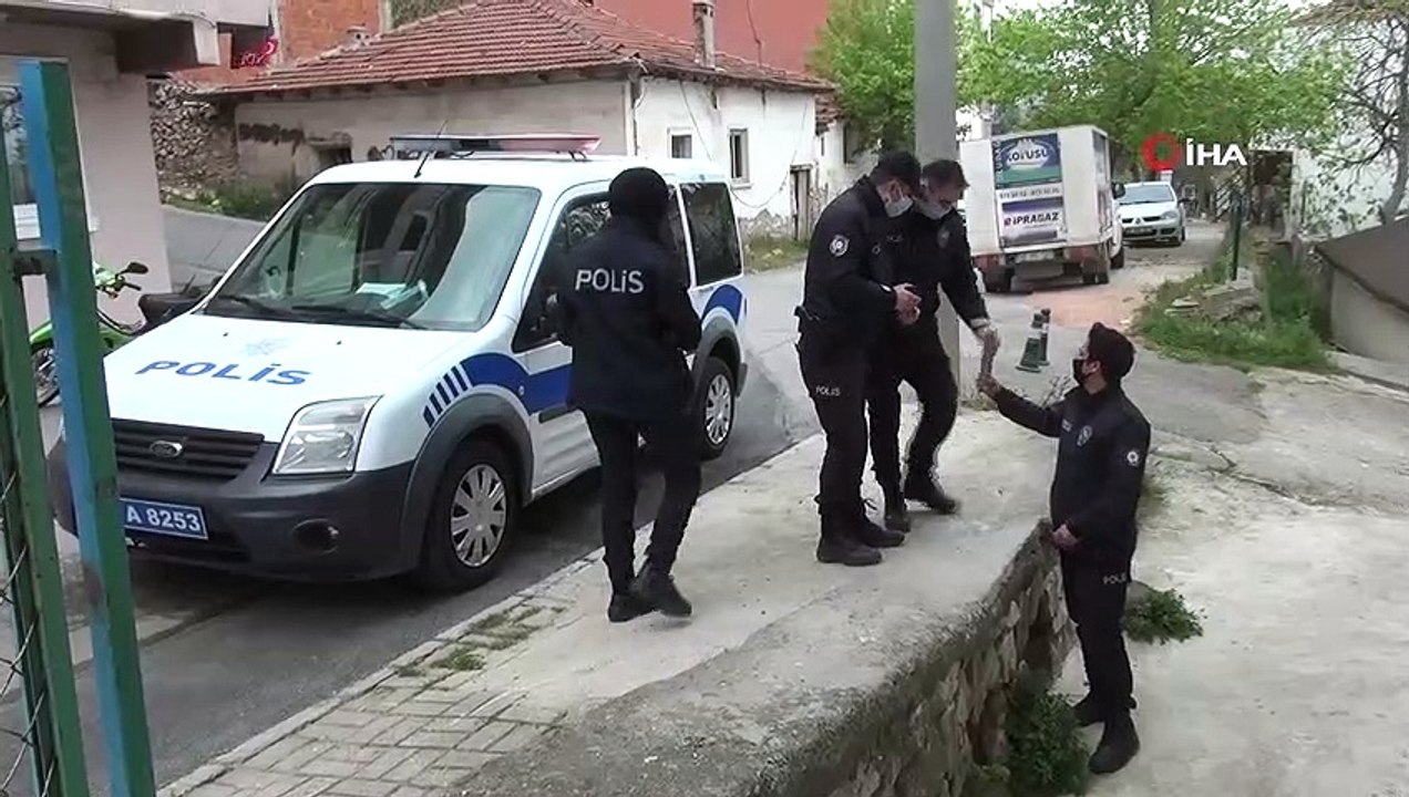 Polis, evden çıkamayan çocuğa doğum günü sürprizi yaptı