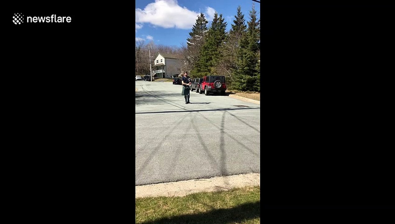 Canadian man plays 'Amazing Grace' on bagpipes as a tribute to the victims of recent mass shooting