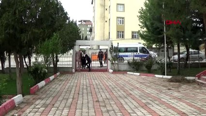 GAZİANTEP Sokağa çıkamayan şehit annesi, polislerin yardımıyla mezarlığa gitti