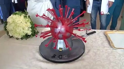 Doktor ve hemşire korona virüsten ertelenen nişanlarını hastanede yaptı