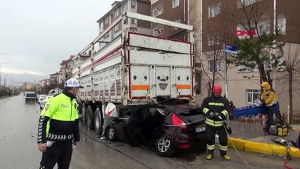 ERZURUM Otomobil park halindeki kamyonun altına girdi, 2 kişi öldü