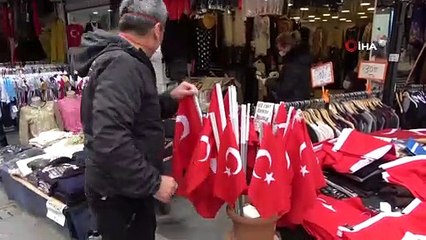 Bayrak satışlarından yüzleri güldü