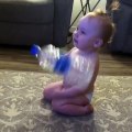 Une petite fille fait un bottle flip
