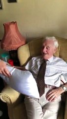 Idoso de 94 anos emociona-se ao receber e abraçar almofada com o retrato da mulher falecida