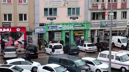 Yağmur altında ucuz et kuyruğu