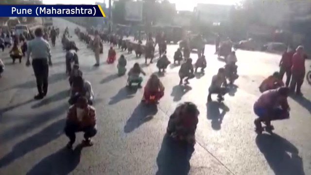 Watch : లాక్ డౌన్ లో రోడ్లపై తిరిగే వాళ్ళకి కొత్త పద్ధతిలో బుద్ధి చెప్తున్న మహారాష్ట్ర పోలీసులు!