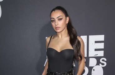 Charli XCX a fondu en larmes en travaillant sur son prochain album