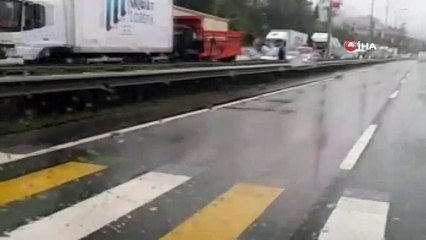 Çay üreticileri Rize'ye girmek için uzun kuyruklar oluşturdu